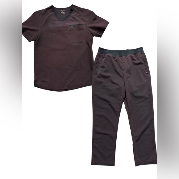 Jaanuu Men’s size Medium chocolate brown with black trim scrub set - Picture 1 of 9